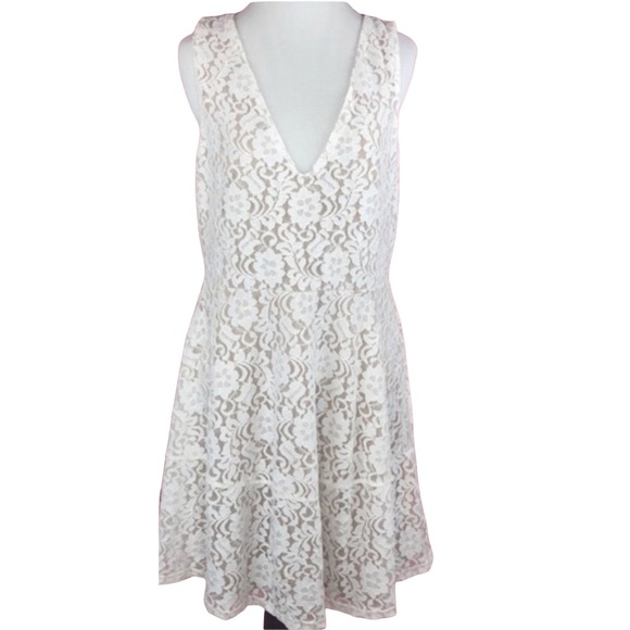 BCBGMaxAzria Dresses & Skirts - BCBGMAXAZRIA  Gardenia Floral Lace Dress WHT/BEIGE